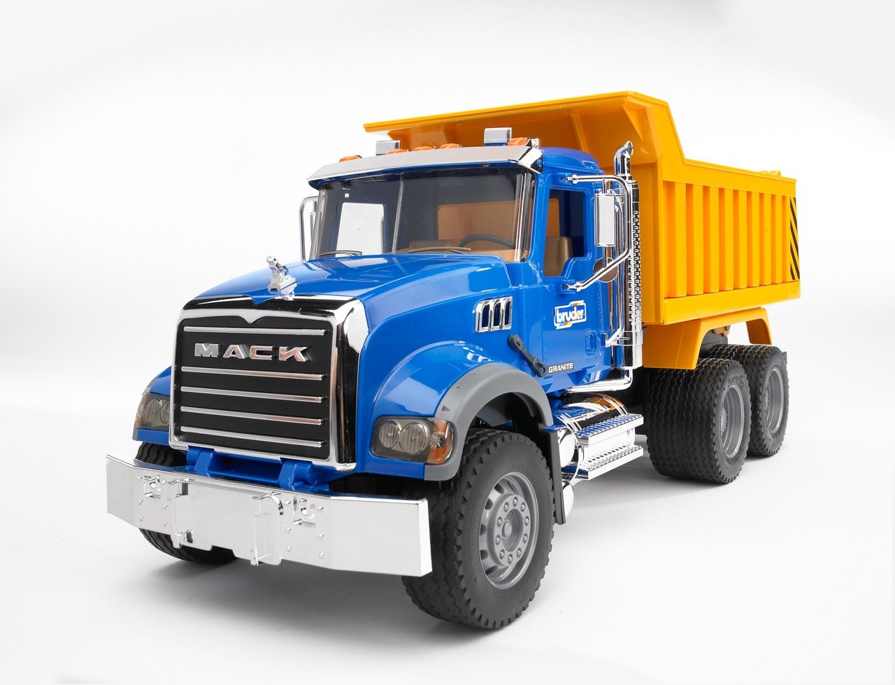 Bruder építőipari teherautók - MACK Granite tehergépkocsi