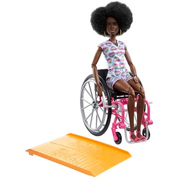 E-shop Barbie Modell auf Rollstuhl in Jumpsuit mit Herzchen